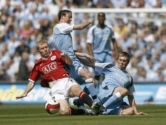 Paul Scholes (Manchester United, li.) gegen Stephen Ireland (Mitte) und Michael Johnson (beide Manchester City) - EDITORIAL USE ONLY. No use with unauthorised audio, video, data, fixture lists, club league logos or live services. Online in-match use limited to 120 images, no video emulation. No use in betting, games or single club league player publications. Fußball Herren English Premier League 2006 2007, 1. Englische Liga, Manchester City - Manchester United 0:1, ManU Gruppe Derby, Lokalderby, Stadtderby, Ortsderby Manchester Kampf, Fußball Herren English Premier League 2006 2007, 1. Englische Liga, Manchester City - Manchester United 0:1, ManU Gruppe Derby, Lokalderby, Stadtderby, Ortsderby Manchester Kampf,