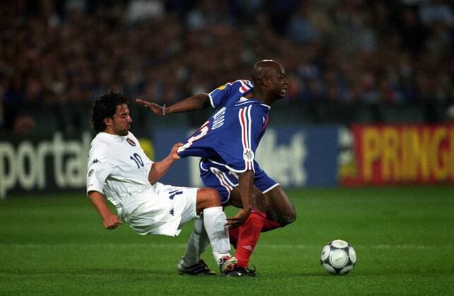 Fußball, EM Finale 2000 in Rotterdam, Frankreich - Italien 2-1 n.V. Alessandro del Piero (Italien, li.) gegen Sylvain Wiltord (Frankreich) - Fußball Länderspiel Herren EM 2000, Nationalmannschaft, Nationaltrikot, Finale, Endspiel, Frankreich - Italien 2:1 n.V. Gruppe Rotterdam Dynamik, Kampf, Fußball Länderspiel Herren EM 2000, Nationalmannschaft, Nationaltrikot, Finale, Endspiel, Frankreich - Italien 2:1 n.V. Gruppe Rotterdam Dynamik, Kampf,