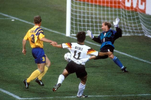 Karlheinz Riedle (Deutschland, vorn re.) erzielt gegen Torwart Thomas Ravelli und Jan Eriksson (beide Schweden) das 1:3 Fußball Länderspiel Herren EM 1992, Nationalmannschaft, Nationaltrikot, Schweden - Deutschland 2:3, Halbfinale, Vdia Gruppe Stockholm Dynamik, Spannung, Fußball Länderspiel Herren EM 1992, Nationalmannschaft, Nationaltrikot, Schweden - Deutschland 2:3, Halbfinale, Vdia Gruppe Stockholm Dynamik, Spannung,