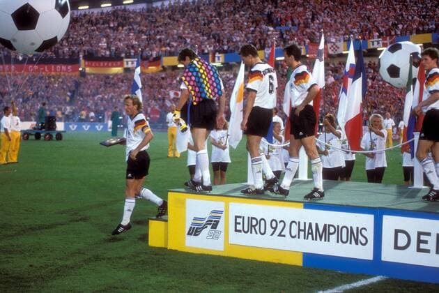 Fußball, EM Finale 1992 in Göteborg, Dänemark - Deutschland 2:0 Deutschland v.li.: Andreas Brehme, Torwart Bodo Illgner, Guido Buchwald, Jürgen Kohler und Stefan Reuter steigen nach der Finalniederlage enttäuscht vom Podest Fußball Länderspiel Herren EM 1992, Nationalmannschaft, Nationaltrikot, Vdia Gruppe Finale Endspiel Göteborg Fußball Länderspiel Herren EM 1992, Nationalmannschaft, Nationaltrikot, Vdia Gruppe Finale Endspiel Göteborg
