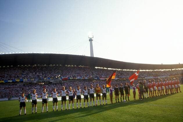 Fußball, EM Finale 1992 in Göteborg, Dänemark - Deutschland 2:0 Nationalhymnen Deutschland (li.) und Dänemark vor dem EM Finale 1992 im ausverkauften Ullevi Stadion Fußball Länderspiel Herren EM 1992, Nationalmannschaft, Nationaltrikot, Deutschland - Dänemark 0:2, Finale Endspiel, Vdia Totale Ullevistadion Göteborg Fußball Länderspiel Herren EM 1992, Nationalmannschaft, Nationaltrikot, Deutschland - Dänemark 0:2, Finale Endspiel, Vdia Totale Ullevistadion Göteborg
