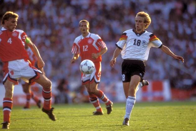 Fußball, EM Finale 1992 in Göteborg, Dänemark - Deutschland 2:0 Jürgen Klinsmann (Deutschland, re.) gegen Lars Olsen (Dänemark) Fußball Länderspiel Herren EM 1992, Nationalmannschaft, Nationaltrikot, Deutschland - Dänemark 0:2, Finale Endspiel, Vdia Gruppe Göteborg Dynamik, Fußball Länderspiel Herren EM 1992, Nationalmannschaft, Nationaltrikot, Deutschland - Dänemark 0:2, Finale Endspiel, Vdia Gruppe Göteborg Dynamik,