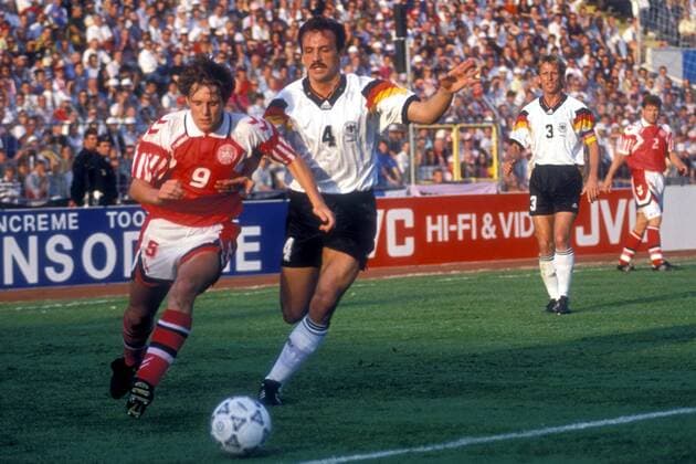 Fußball, EM Finale 1992 in Göteborg, Dänemark - Deutschland 2:0 Jürgen Kohler (Deutschland, re.) gegen Flemming Povlsen (Dänemark) Fußball Länderspiel Herren EM 1992, Nationalmannschaft, Nationaltrikot, Deutschland - Dänemark 0:2, Finale Endspiel, Vdia Gruppe Göteborg Dynamik, Fußball Länderspiel Herren EM 1992, Nationalmannschaft, Nationaltrikot, Deutschland - Dänemark 0:2, Finale Endspiel, Vdia Gruppe Göteborg Dynamik,