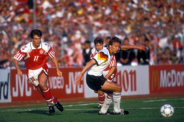 Fußball, EM Finale 1992 in Göteborg, Dänemark - Deutschland 2:0 Guido Buchwald (Deutschland, re.) gegen Brian Laudrup (Dänemark) Fußball Länderspiel Herren EM 1992, Nationalmannschaft, Nationaltrikot, Deutschland - Dänemark 0:2, Finale Endspiel, Vdia Gruppe Göteborg Dynamik, Fußball Länderspiel Herren EM 1992, Nationalmannschaft, Nationaltrikot, Deutschland - Dänemark 0:2, Finale Endspiel, Vdia Gruppe Göteborg Dynamik,