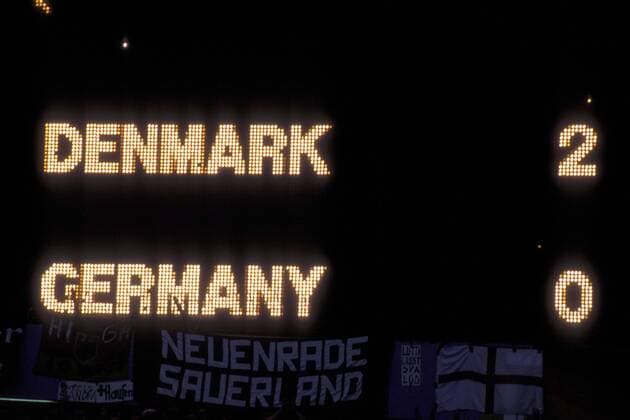 Fußball, EM Finale 1992 in Göteborg, Dänemark - Deutschland 2:0 Denmark 2 - Germany 0 - Endergebnis auf der Anzeigetafel des Ullevi Stadions nach dem EM Finale 1992 Fußball Länderspiel Herren EM 1992, Nationalmannschaft, Deutschland - Dänemark 0:2, Finale Endspiel, Vdia Einzelbild Göteborg Fußball Länderspiel Herren EM 1992, Nationalmannschaft, Deutschland - Dänemark 0:2, Finale Endspiel, Vdia Einzelbild Göteborg
