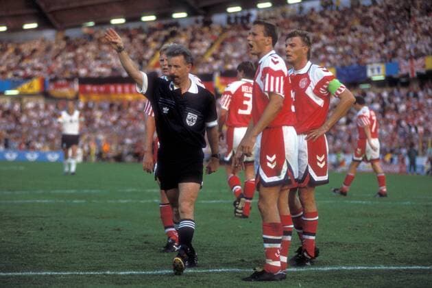 Fußball, EM Finale 1992 in Göteborg, Dänemark - Deutschland 2:0 FIFA Schiedsrichter Bruno Galler (Schweiz) hat entschieden, Torben Piechnik (vorn) und Lars Olsen (beide Dänemark) nicht ganz zufrieden damit Fußball Länderspiel Herren EM 1992, Nationalmannschaft, Nationaltrikot, Finale Endspiel, Vdia Gruppe Göteborg Fußball Länderspiel Herren EM 1992, Nationalmannschaft, Nationaltrikot, Finale Endspiel, Vdia Gruppe Göteborg
