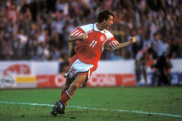 Fußball, EM Finale 1992 in Göteborg, Dänemark - Deutschland 2:0 Brian Laudrup (Dänemark) - Torjubel Fußball Länderspiel Herren EM 1992, Nationalmannschaft, Nationaltrikot, Finale Endspiel, Vdia Einzelbild Göteborg Freude, Begeisterung, Fußball Länderspiel Herren EM 1992, Nationalmannschaft, Nationaltrikot, Finale Endspiel, Vdia Einzelbild Göteborg Freude, Begeisterung,