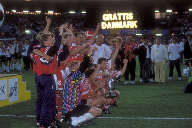 Fußball, EM Finale 1992 in Göteborg, Dänemark - Deutschland 2:0 Siegerbild Europameister 1992 Dänemark mit dem Coupe Henri Delaunay - Grattis Danmark, die Glückwünsche auf der Anzeigetafel gibt es auf schwedisch Fußball Länderspiel Herren EM 1992, Nationalmannschaft, Nationaltrikot, Finale Endspiel, Vdia Totale Göteborg Freude, Begeisterung, Fußball Länderspiel Herren EM 1992, Nationalmannschaft, Nationaltrikot, Finale Endspiel, Vdia Totale Göteborg Freude, Begeisterung,
