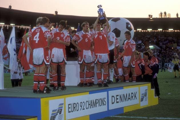Siegerehrung Europameister 1992 Dänemark: Brian Laudrup mit dem Coupe Henri Delaunay Fußball Länderspiel Herren EM 1992, Nationalmannschaft, Nationaltrikot, Finale Endspiel, Vdia Totale Göteborg Freude, Begeisterung, Fußball Länderspiel Herren EM 1992, Nationalmannschaft, Nationaltrikot, Finale Endspiel, Vdia Totale Göteborg Freude, Begeisterung,