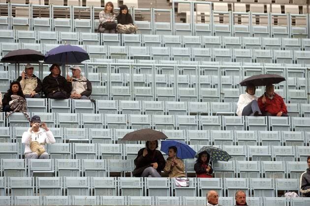 Nur wenige Zuschauer trotzen dem Regenwetter bei den Qatar Telecom German Open 2007 in Berlin Tennis Damen Qatar Telecom German Open 2007, WTA Tour, Tribünen, Fan, Tennisfan, Tennisfans Publikum Totale o0 Hundekehle Berlin Tennis Damen Qatar Telecom German Open 2007, WTA Tour, Tribünen, Fan, Tennisfan, Tennisfans Publikum Totale o0 Hundekehle Berlin