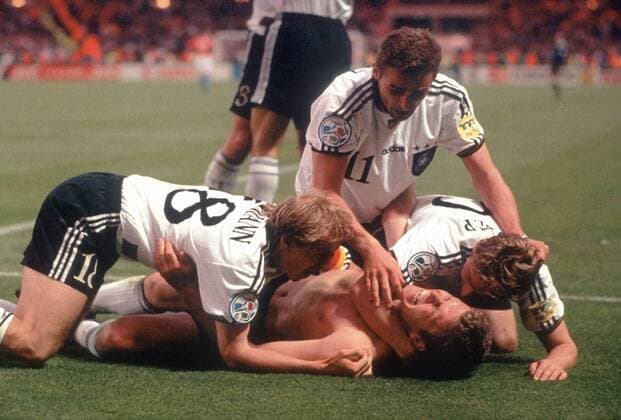 Jürgen Klinsmann (li.), Thomas Häßler (re.) und Stefan Kuntz (2.v.re.) jubeln mit Oliver Bierhoff (alle Deutschland), dem Torschützen des Golden Goals, und werden dadurch Europameister 1996 Fußball EM Herren EM 1996, Länderspiel, Nationalmannschaft, Nationaltrikot, Finale, Endspiel Gruppe London Begeisterung, Freude, Fußball EM Herren EM 1996, Länderspiel, Nationalmannschaft, Nationaltrikot, Finale, Endspiel Gruppe London Begeisterung, Freude,