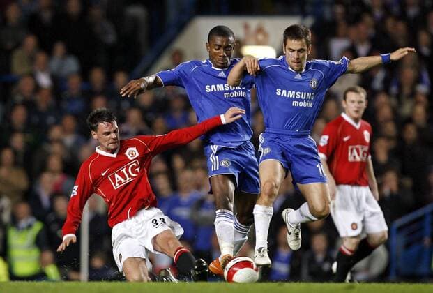Joe Cole (re.) und Salomon Kalou (beide Chelsea, Mitte) im Gleichschritt gegen Chris Eagles (Manchester United) - EDITORIAL USE ONLY. No use with unauthorised audio, video, data, fixture lists, club league logos or live services. Online in-match use limited to 120 images, no video emulation. No use in betting, games or single club league player publications. Fußball Herren English Premier League 2006 2007, 1. Englische Liga, Chelsea FC London - Manchester United 0:0, ManU Gruppe London Dynamik, Fußball Herren English Premier League 2006 2007, 1. Englische Liga, Chelsea FC London - Manchester United 0:0, ManU Gruppe London Dynamik,