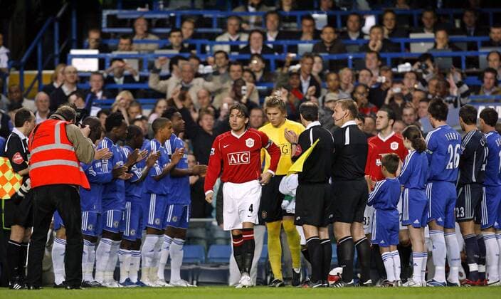 Gabriel Heinze (Manchester United, Mitte) führt sein Team aufs Feld, die Spieler von Chelsea und das Schiedsrichtergespann stehen Spalier, um den frischgebackenen Meister zu ehren - EDITORIAL USE ONLY. No use with unauthorised audio, video, data, fixture lists, club league logos or live services. Online in-match use limited to 120 images, no video emulation. No use in betting, games or single club league player publications. Fußball Herren English Premier League 2006 2007, 1. Englische Liga, Chelsea FC London - Manchester United 0:0, ManU Totale Einmarsch, einlaufen, auflaufen London Fußball Herren English Premier League 2006 2007, 1. Englische Liga, Chelsea FC London - Manchester United 0:0, ManU Totale Einmarsch, einlaufen, auflaufen London