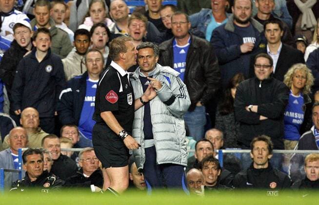 Trainer Jose Mourinho (Chelsea) diskutiert mit FIFA Schiedsrichter Graham Poll - EDITORIAL USE ONLY. No use with unauthorised audio, video, data, fixture lists, club league logos or live services. Online in-match use limited to 120 images, no video emulation. No use in betting, games or single club league player publications. Fußball Herren English Premier League 2006 2007, 1. Englische Liga, Chelsea FC London Gruppe London Spannung, Fußball Herren English Premier League 2006 2007, 1. Englische Liga, Chelsea FC London Gruppe London Spannung,