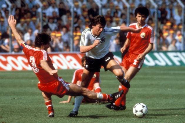 Lothar Matthäus (BR Deutschland, re.) gegen Costica Stefanescu (Rumänien) Fußball Länderspiel Herren EM 1984, Nationalmannschaft, Nationaltrikot, Gruppe 2, BRD - Rumänien 2:1, Vdia Gruppe Lens Dynamik, Fußball Länderspiel Herren EM 1984, Nationalmannschaft, Nationaltrikot, Gruppe 2, BRD - Rumänien 2:1, Vdia Gruppe Lens Dynamik,