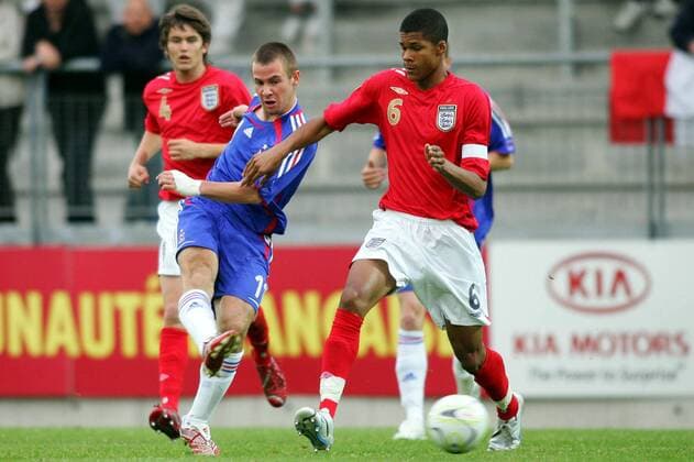Thibault Bourgeois (Frankreich U17, li.) gegen Jordan Spence (England U17) - (pan20172) Fußball EM Herren U 17 Europameisterschaft 2007, Länderspiel, Nationalteam, Nachwuchs, Jugend, Junioren, Halbfinale Gruppe Tubize Dynamik, Fußball EM Herren U 17 Europameisterschaft 2007, Länderspiel, Nationalteam, Nachwuchs, Jugend, Junioren, Halbfinale Gruppe Tubize Dynamik,
