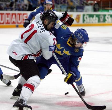 Jamal Mayers (Kanada, li.) gegen Nicklas Backström (Schweden) - Eishockey WM Herren WM 2007, Länderspiel, Nationalteam, Nationaltrikot, Halbfinale, Kanada - Schweden 4:1 Gruppe Moskau Dynamik, Eishockey WM Herren WM 2007, Länderspiel, Nationalteam, Nationaltrikot, Halbfinale, Kanada - Schweden 4:1 Gruppe Moskau Dynamik,