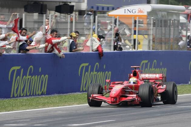 Sieger Felipe Massa (Brasilien Ferrari) wird bei der Zieleinfahrt mit seinem Boliden von den Mechanikern umjubelt Motorsport Grand Prix Herren Großer Preis von Spanien 2007, Formel 1 Weltmeisterschaft, F1, F, GP, WM Gruppe o0 Circuit de Catalunya Barcelona Freude, Motorsport Grand Prix Herren Großer Preis von Spanien 2007, Formel 1 Weltmeisterschaft, F1, F, GP, WM Gruppe o0 Circuit de Catalunya Barcelona Freude,