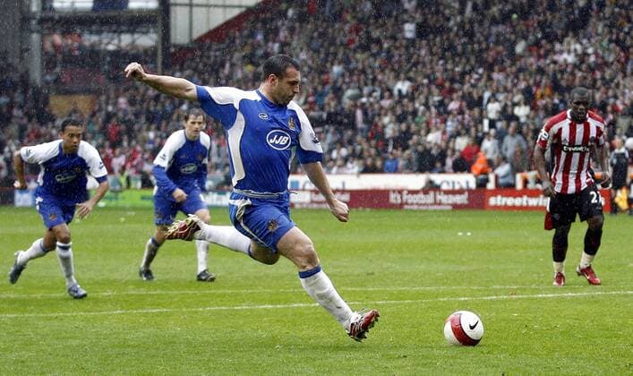 David Unsworth (Wigan, Mitte) trifft per Elfmeter zum 1:2 - EDITORIAL USE ONLY. No use with unauthorised audio, video, data, fixture lists, club league logos or live services. Online in-match use limited to 120 images, no video emulation. No use in betting, games or single club league player publications. Fußball Herren English Premier League 2006 2007, 1. Englische Liga, Sheffield United - Wigan Athletic 1:2 Gruppe Sheffield Dynamik, Fußball Herren English Premier League 2006 2007, 1. Englische Liga, Sheffield United - Wigan Athletic 1:2 Gruppe Sheffield Dynamik,