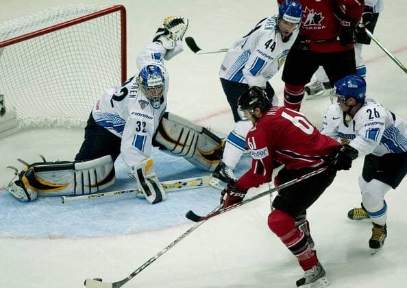 Rick Nash (Kanada, Mitte) gegen Jere Lehtinen (re.) und Torwart Kari Lehtonen (beide Finnland) - Eishockey WM Herren WM 2007, Länderspiel, Nationalmannschaft, Nationaltrikot, Finale, Endspiel Gruppe Moskau Dynamik Eishockey WM Herren WM 2007, Länderspiel, Nationalmannschaft, Nationaltrikot, Finale, Endspiel Gruppe Moskau Dynamik