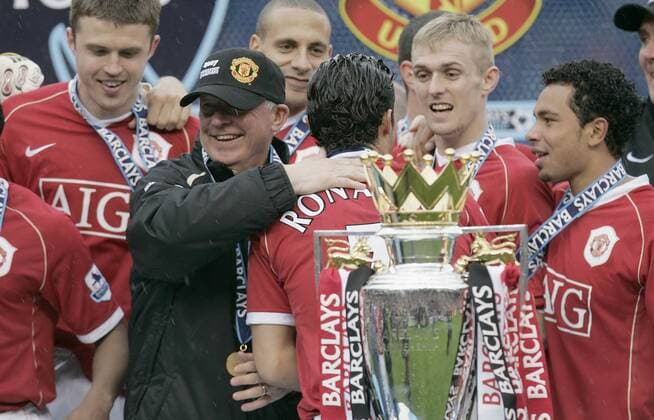 Manchester United ist englischer Meister 2007 - Trainer Sir Alex Ferguson (2.v.li.) umarmt Cristiano Ronaldo - EDITORIAL USE ONLY. No use with unauthorised audio, video, data, fixture lists, club league logos or live services. Online in-match use limited to 120 images, no video emulation. No use in betting, games or single club league player publications. Fußball Herren English Premier League 2006 2007, 1. Englische Liga, Manchester United, ManU, Vdig Gruppe Manchester Freude, Begeisterung, Fußball Herren English Premier League 2006 2007, 1. Englische Liga, Manchester United, ManU, Vdig Gruppe Manchester Freude, Begeisterung,