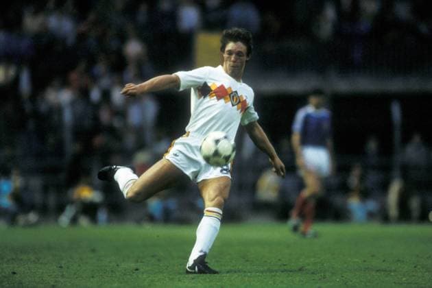 Nico Claesen (Belgien) am Ball Fußball Länderspiel Herren EM 1984, Nationalmannschaft, Nationaltrikot, Gruppe A, Belgien - Jugoslawien 2:0 Einzelbild Lyon Dynamik, Fußball Länderspiel Herren EM 1984, Nationalmannschaft, Nationaltrikot, Gruppe A, Belgien - Jugoslawien 2:0 Einzelbild Lyon Dynamik,