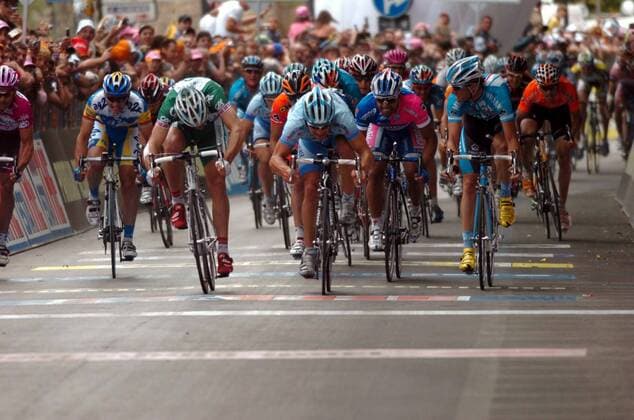 Robert Förster (Deutschland Gerolsteiner, Mitte) gewinnt im Massenspurt die 5. Etappe des Giro d Italia 2007 - Radsport Herren Giro dItalia 2007, d Italia, ProTour, Straßenradsport, Straße, Rad Endspurt Spurt spurten Sprint Totale Sprinten Massenankunft Sprintankunft 5. Etappe: Teano - Frascati Zielspurt Zielsprint Radsport Herren Giro dItalia 2007, d Italia, ProTour, Straßenradsport, Straße, Rad Endspurt Spurt spurten Sprint Totale Sprinten Massenankunft Sprintankunft 5. Etappe: Teano - Frascati Zielspurt Zielsprint
