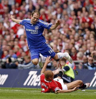 Arjen Robben (Chelsea, li.) gegen Wesley Brown (Manchester United) - EDITORIAL USE ONLY. No use with unauthorised audio, video, data, fixture lists, club league logos or live services. Online in-match use limited to 120 images, no video emulation. No use in betting, games or single club league player publications. Fußball Herren English FA Cup 2006 2007, Pokalspiel, Finale, Endspiel, Englischer Pokal Gruppe London Dynamik, Kampf Fußball Herren English FA Cup 2006 2007, Pokalspiel, Finale, Endspiel, Englischer Pokal Gruppe London Dynamik, Kampf