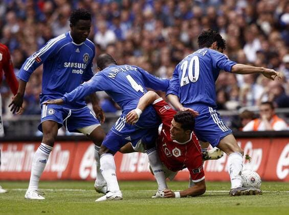 Cristiano Ronaldo (Manchester United, 3.v.li.) gegen Paolo Ferreira (re.) und Claude Makelele (beide Chelsea) - EDITORIAL USE ONLY. No use with unauthorised audio, video, data, fixture lists, club league logos or live services. Online in-match use limited to 120 images, no video emulation. No use in betting, games or single club league player publications. Fußball Herren English FA Cup 2006 2007, Pokalspiel, Finale, Endspiel, Englischer Pokal Gruppe London Dynamik, Kampf, Fußball Herren English FA Cup 2006 2007, Pokalspiel, Finale, Endspiel, Englischer Pokal Gruppe London Dynamik, Kampf,