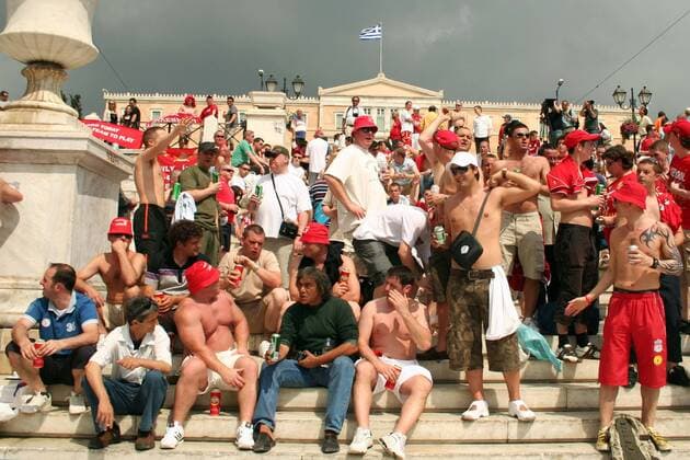 Liverpooler Fans warten in Athen auf das Finale der Champions League 2006 2007, doch es ziehen bereits dunkle Wolken auf Fußball EC 1 Herren Champions League Finale 2006 2007, Endspiel, FC Liverpool, Syntagma Square, Totale Athen Spannung, Fußball EC 1 Herren Champions League Finale 2006 2007, Endspiel, FC Liverpool, Syntagma Square, Totale Athen Spannung,