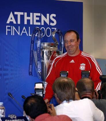 Trainer Rafael Benitez (Liverpool) geht gut gelaunt an der Champions League Trophäe vorbei - EDITORIAL USE ONLY. No use with unauthorised audio, video, data, fixture lists, club league logos or live services. Online in-match use limited to 120 images, no video emulation. No use in betting, games or single club league player publications. Fußball EC 1 Herren Champions League 2006 2007, Vorschau Finale, Endspiel, Liverpool FC, Pressekonferenz, Pressetermin Gruppe Athen Fußball EC 1 Herren Champions League 2006 2007, Vorschau Finale, Endspiel, Liverpool FC, Pressekonferenz, Pressetermin Gruppe Athen