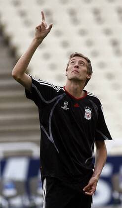 Peter Crouch (Liverpool) deuten nach oben - EDITORIAL USE ONLY. No use with unauthorised audio, video, data, fixture lists, club league logos or live services. Online in-match use limited to 120 images, no video emulation. No use in betting, games or single club league player publications. Fußball EC 1 Herren Champions League 2006 2007, Liverpool FC, Training Einzelbild Athen Fußball EC 1 Herren Champions League 2006 2007, Liverpool FC, Training Einzelbild Athen