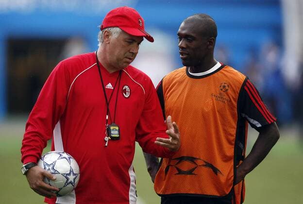Trainer Carlo Ancelotti (li.) im Gespräch mit Clarence Seedorf (beide AC Mailand) - EDITORIAL USE ONLY. No use with unauthorised audio, video, data, fixture lists, club league logos or live services. Online in-match use limited to 120 images, no video emulation. No use in betting, games or single club league player publications. Fußball EC 1 Herren Champions League 2006 2007, AC Mailand, Training Gruppe Athen Fußball EC 1 Herren Champions League 2006 2007, AC Mailand, Training Gruppe Athen