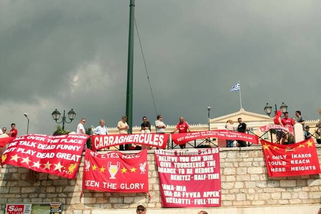 Liverpooler Fans schmücken den Syntagma Square in Athen in Vorfreude auf das Champions League Finale 2007 mit ihren Plakaten, u.a. bauen sie auf ihren Herkules Carraghercules Jamie Carragher und erinnern an den Sieg der Champions League 2004 2005 ... Fußball EC 1 Herren Champions League Finale 2006 2007, Endspiel, FC Liverpool Totale Wetterverhältnisse, Witterungsbedingungen schlecht Athen, schlechte Spannung, Fußball EC 1 Herren Champions League Finale 2006 2007, Endspiel, FC Liverpool Totale Wetterverhältnisse, Witterungsbedingungen schlecht Athen, schlechte Spannung,