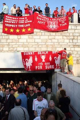 Fans des FC Liverpool bevölkern den Syntagma Platz in Athen und feiern am Vortag des Endspiels der Champions League 2006 2007 den wiederholten Einzug in das Finale Fußball EC 1 Herren Vorschau Champions League 2006 2007, Liverpool FC, Finale, Endspiel Totale Athen Begeisterung, Freude, Fußball EC 1 Herren Vorschau Champions League 2006 2007, Liverpool FC, Finale, Endspiel Totale Athen Begeisterung, Freude,