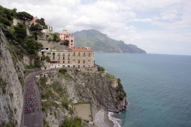 Peloton des Giro d Italia 2007 fährt entlang des Golfs von Salerno - Radsport Herren 90. Giro d Italia 2007, dItalia, ProTour, Straßenradsport, Straße, Rad, Totale 4. Etappe: Salerno - Montevergine di Mercogliano Radsport Herren 90. Giro d Italia 2007, dItalia, ProTour, Straßenradsport, Straße, Rad, Totale 4. Etappe: Salerno - Montevergine di Mercogliano