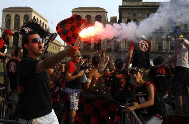 AC Mailand Fan mit einer bengalischen Fackel beim Public Viewing auf dem Piazza del Duomo anläßlich des Champions League Finales 2006 2007 - Fußball EC 1 Herren Champions League 2006 2007, Finale, Endspiel, Public Viewing, Piazza del Duomo, Milan Gruppe Mailand Freude, Fußball EC 1 Herren Champions League 2006 2007, Finale, Endspiel, Public Viewing, Piazza del Duomo, Milan Gruppe Mailand Freude,