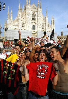 AC Mailand Fans beim Public Viewing vor dem Mailänder Dom anläßlich des Champions League Finales 2006 2007 in Mailand - Fußball EC 1 Herren Champions League 2006 2007, Finale, Endspiel, Public Viewing, Piazza del Duomo, Milan Gruppe T Shirt, Emotionen Mailand Freude, Begeisterung, Fußball EC 1 Herren Champions League 2006 2007, Finale, Endspiel, Public Viewing, Piazza del Duomo, Milan Gruppe T Shirt, Emotionen Mailand Freude, Begeisterung,