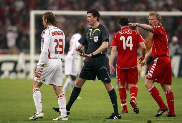 FIFA Schiedsrichter Herbert Fandel (Deutschland) beruhigt Massimo Ambrosini (AC Mailand, li.) und Dirk Kuyt (Liverpool, re.) Fußball EC 1 Herren Champions League 2006 2007, Finale, Endspiel, Liverpool FC - AC Mailand, Milan Gruppe Athen Fußball EC 1 Herren Champions League 2006 2007, Finale, Endspiel, Liverpool FC - AC Mailand, Milan Gruppe Athen