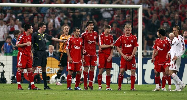 FIFA Schiedsrichter Herbert Fandel (Deutschland) beordert die Mauer zurück - Freistoßmauer von v.li.: Javier Mascherano, Xabi Alonso, Steven Gerrard, Dirk Kuyt (alle Liverpool) Fußball EC 1 Herren Champions League 2006 2007, Finale, Endspiel, Liverpool FC - AC Mailand, Milan Gruppe Athen Fußball EC 1 Herren Champions League 2006 2007, Finale, Endspiel, Liverpool FC - AC Mailand, Milan Gruppe Athen