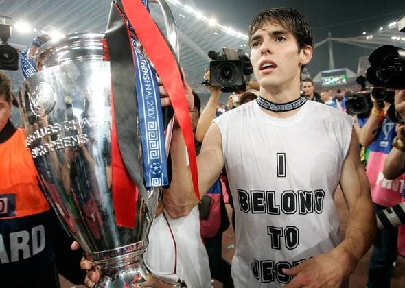 I belong to Jesus: Kaka (AC Mailand) dankt höheren Mächten während der Siegesfeier nach dem Champions League Gewinn 2007 mit dem Pokal in der Hand - Fußball EC 1 Herren Champions League 2006 2007, AC Mailand, Milan, Finale Endspiel, Vdig Einzelbild Spiegelung spiegeln Athen Freude, Begeisterung, Fußball EC 1 Herren Champions League 2006 2007, AC Mailand, Milan, Finale Endspiel, Vdig Einzelbild Spiegelung spiegeln Athen Freude, Begeisterung,