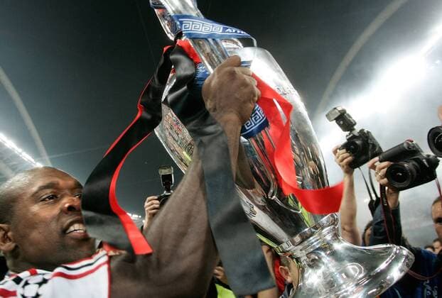 Champions League Sieger 2007 AC Mailand: Clarence Seedorf mit dem Pokal auf dem Kopf - Fußball EC 1 Herren Champions League 2006 2007, AC Mailand, Milan, Finale Endspiel, Vdig Einzelbild Flutlicht Spiegelung spiegeln Athen Freude, Begeisterung, Fußball EC 1 Herren Champions League 2006 2007, AC Mailand, Milan, Finale Endspiel, Vdig Einzelbild Flutlicht Spiegelung spiegeln Athen Freude, Begeisterung,