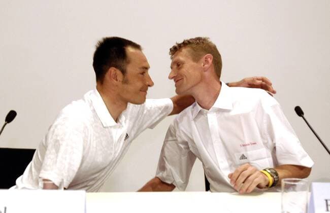 Teamchef Rolf Aldag (T Mobile, re.) und Erik Zabel (Milram beide Deutschland) gestehen während der Pressekonferenz EPO Doping im ehemaligen Team Telekom Radsport Herren T Mobile Pressekonferenz 2007, Doping, Dopinggeständnis Geständnis, gestehen, Eingeständnis Gruppe Teamführung, Teamleitung, sportlicher Leiter Chef Bonn, Pressetermin, o0 Straßenradsport, Straße Rad Radsport Herren T Mobile Pressekonferenz 2007, Doping, Dopinggeständnis Geständnis, gestehen, Eingeständnis Gruppe Teamführung, Teamleitung, sportlicher Leiter Chef Bonn, Pressetermin, o0 Straßenradsport, Straße Rad