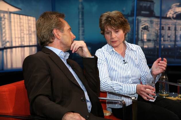 ZDF Sportchef Dieter Gruschwitz (li.) und Kriminologin Britta Bannenberg (beide Deutschland) diskutieren anlässlich der Talkshow Maybrit Illner, das Thema Doping Leichtathletik Herren Maybrit Ilner 2007, Sendung, Fernsehsendung, Talksendung, Talkshow, Talk Show, Studiogäste, Vdig Gruppe Berlin Leichtathletik Herren Maybrit Ilner 2007, Sendung, Fernsehsendung, Talksendung, Talkshow, Talk Show, Studiogäste, Vdig Gruppe Berlin