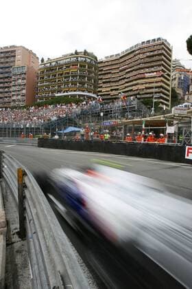 Formel 1 Bolide rast über den Stadtkurs von Monte Carlo Motorsport Grand Prix Herren Großer Preis von Monaco 2007, Formel 1 Weltmeisterschaft, F1, F, GP, WM, Qualifying Einzelbild Circuit de Monaco, Stadtkurs Monte Carlo Dynamik, Motorsport Grand Prix Herren Großer Preis von Monaco 2007, Formel 1 Weltmeisterschaft, F1, F, GP, WM, Qualifying Einzelbild Circuit de Monaco, Stadtkurs Monte Carlo Dynamik,