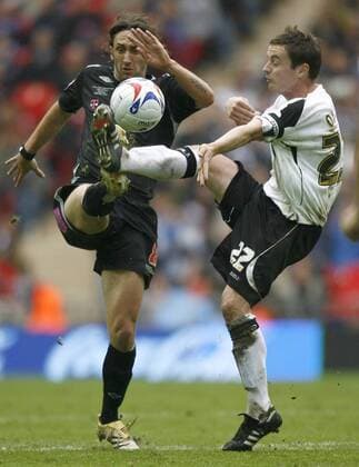Matt Oakley (Derby County, re.) gegen Jonathan Greening (West Brom) - EDITORIAL USE ONLY. No use with unauthorised audio, video, data, fixture lists, club league logos or live services. Online in-match use limited to 120 images, no video emulation. No use in betting, games or single club league player publications. Fußball Herren Football League Championship 2006 2007, 2. Englische Liga, Derby County - West Bromwich Albion 1:0 Gruppe Playoffs, Playoff, Play Offs, Off Finale Endspiel London Dynamik, Kampf, Fußball Herren Football League Championship 2006 2007, 2. Englische Liga, Derby County - West Bromwich Albion 1:0 Gruppe Playoffs, Playoff, Play Offs, Off Finale Endspiel London Dynamik, Kampf,