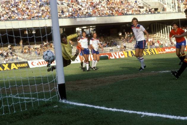 Torwart Ray Clemence (England) streckt sich vergeblich - der vermeintliche Treffer von Dani (Spanien, nicht im Bild) wird wegen Abseits nicht anerkannt, daneben Phil Thompson (England, 2.v.re.) Fußball Länderspiel Herren EM 1980, Nationalmannschaft, Nationaltrikot, Gruppe B, England - Spanien 2:1 Gruppe Neapel Abwehr, Dynamik, Fußball Länderspiel Herren EM 1980, Nationalmannschaft, Nationaltrikot, Gruppe B, England - Spanien 2:1 Gruppe Neapel Abwehr, Dynamik,