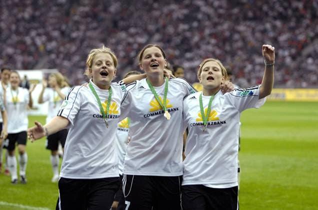 Der FFC Frankfurt ist DFB Pokalsieger 2007, v.li.: Susanne Hartel, Pia Wunderlich und Anna Marciak Fußball 1. BL Damen DFB Pokal 2006 2007, Finale, Endspiel, Pokalendspiel, Pokalfinale, Frauen, Frauenfußball, Vdig Gruppe Berlin Freude, Begeisterung, Fußball 1. BL Damen DFB Pokal 2006 2007, Finale, Endspiel, Pokalendspiel, Pokalfinale, Frauen, Frauenfußball, Vdig Gruppe Berlin Freude, Begeisterung,