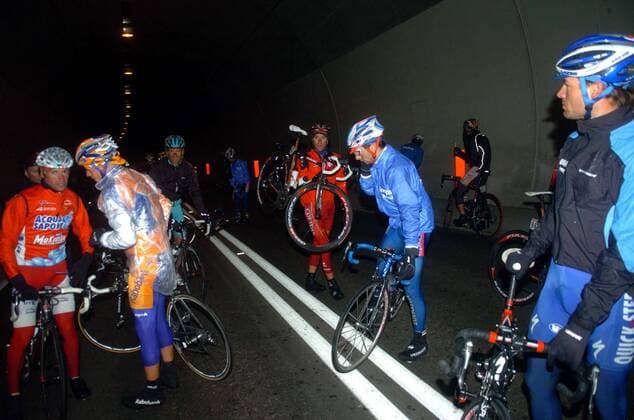 Fahrer des Giro d Italia 2007 nutzen einen Tunnel um nach einem Kälteeinbruch wetterfeste Kleidung anzuziehen, u.a. Stefano Garzelli (li., Italien Acqua e Sapone) - Radsport Herren Giro d Italia 2007, dItalia, ProTour, Straßenradsport, Straße, Rad, Gruppe 16. Etappe: Agordo - Lienz Radsport Herren Giro d Italia 2007, dItalia, ProTour, Straßenradsport, Straße, Rad, Gruppe 16. Etappe: Agordo - Lienz