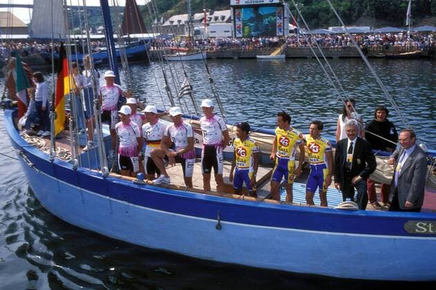 Tour de France 1995, Präsentation Mixed Team ZG Selle Italia Team Telekom, v.li.: Jens Heppner, Erik Zabel, Vladimir Poulnikov (Ukraine, verdeckt), Udo Bölts, Olaf Ludwig, Rolf Aldag (alle Deutschland alle Team Telekom), Nelson Rodriguez (Kolumbien).. Radsport Herren Tour de France 1995, Straßenradsport, Straße, Rad, Präsentation, Pressetermin, Mannschaftsfoto Gruppe Aufnahmedatum geschätzt Boot, Schiff Radsport Herren Tour de France 1995, Straßenradsport, Straße, Rad, Präsentation, Pressetermin, Mannschaftsfoto Gruppe Aufnahmedatum geschätzt Boot, Schiff